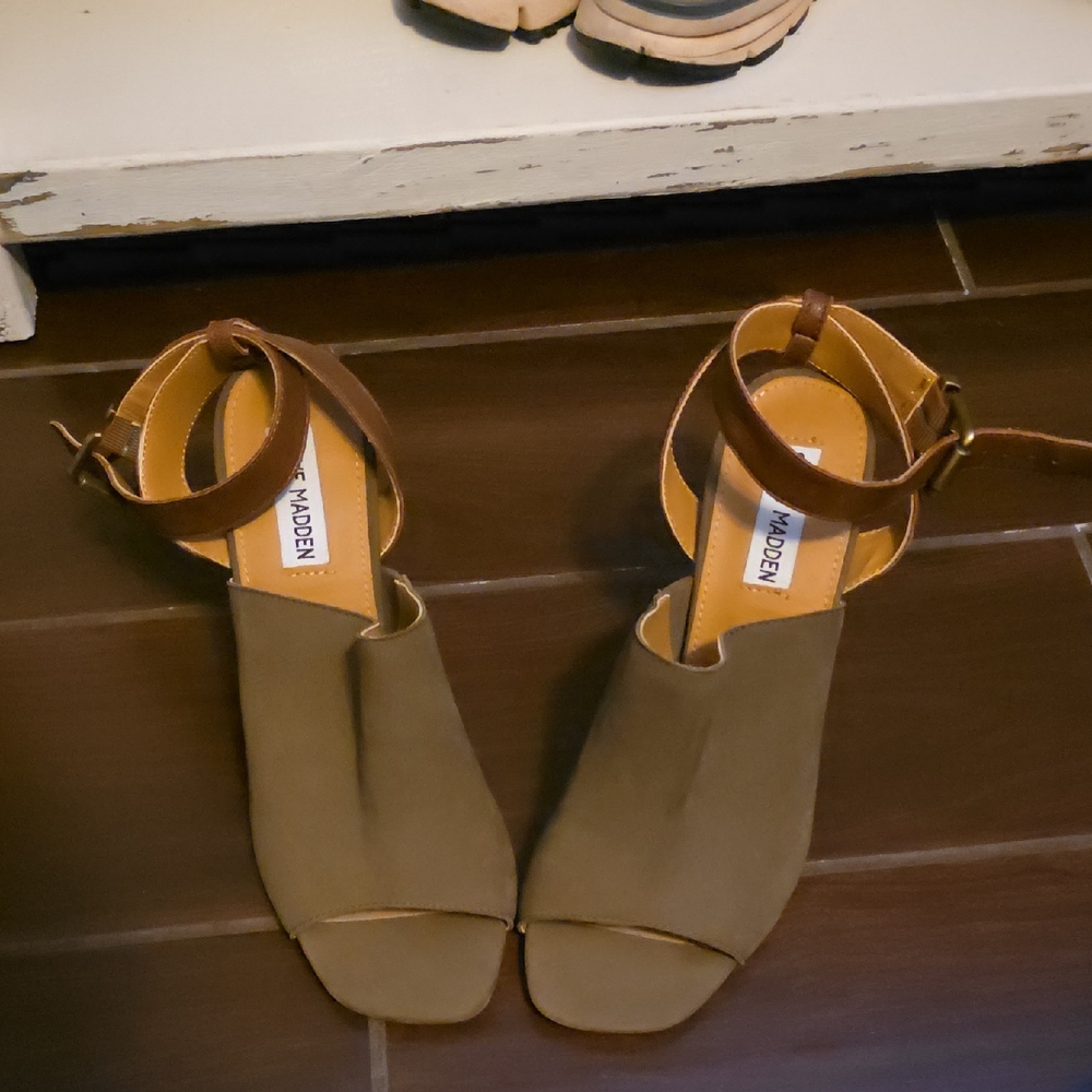 Steve Madden Tan and Brown Ankle Strap Sandals